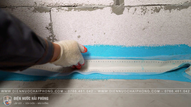 Chống thấm dột nhà vệ sinh bằng miếng dán chống thấm (Waterproofing Tape) - Dễ thi công, nhanh chóng, không yêu cầu kỹ thuật cao, nhưng chỉ phù hợp với vết nứt nhỏ