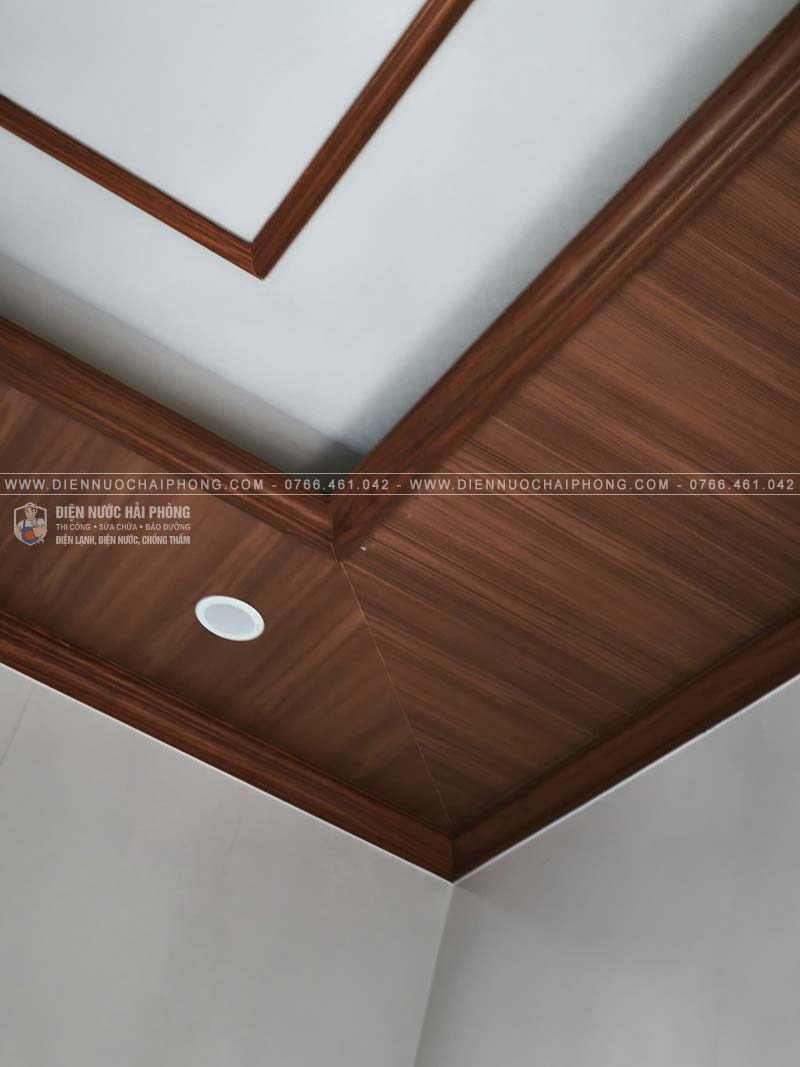 Một góc gần cận cảnh trần nhựa giả gỗ giật cấp