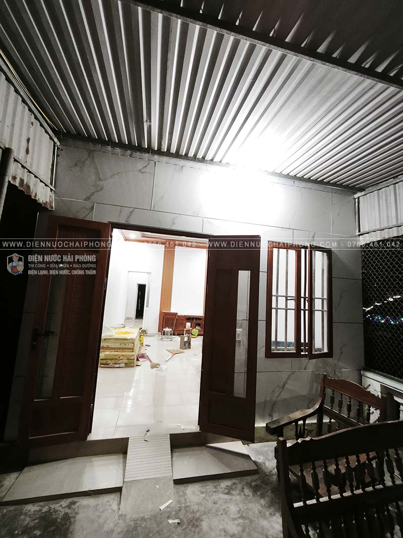 Mặt tiền phòng khách sau khi ốp nhựa PVC giả đá