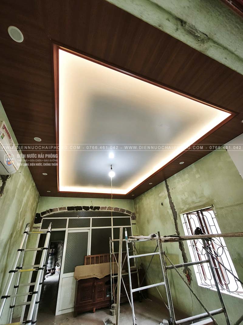 Hoàn thiện ốp trần giật cấp cho phòng khách