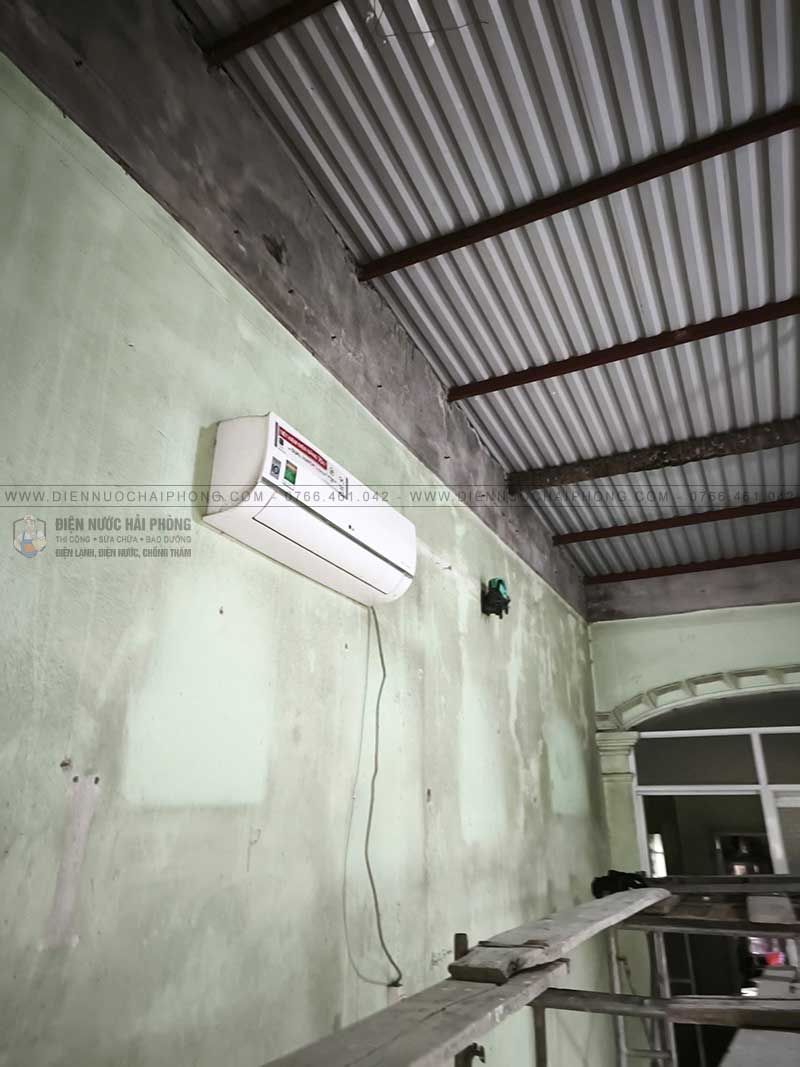 Tường đã xuất hiện rất nhiều phần bị ẩm mốc