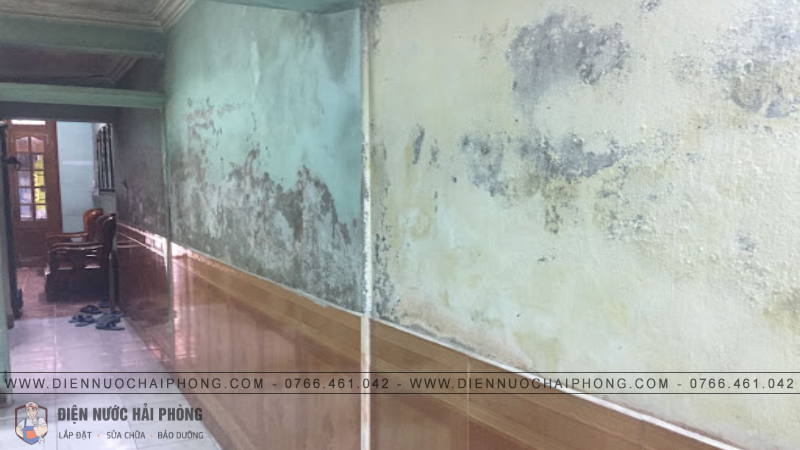 Tường bị bong tróc lớp sơn và vữa khi bị ngấm nước lâu ngày