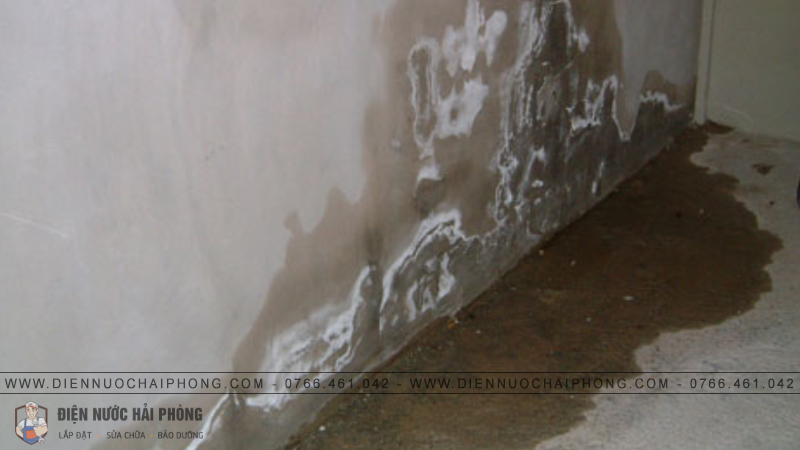 Tường bị ngấm nước và các vết ố vàng xuất hiện cùng bề mặt bị đọng nước gây mất thẩm mỹ